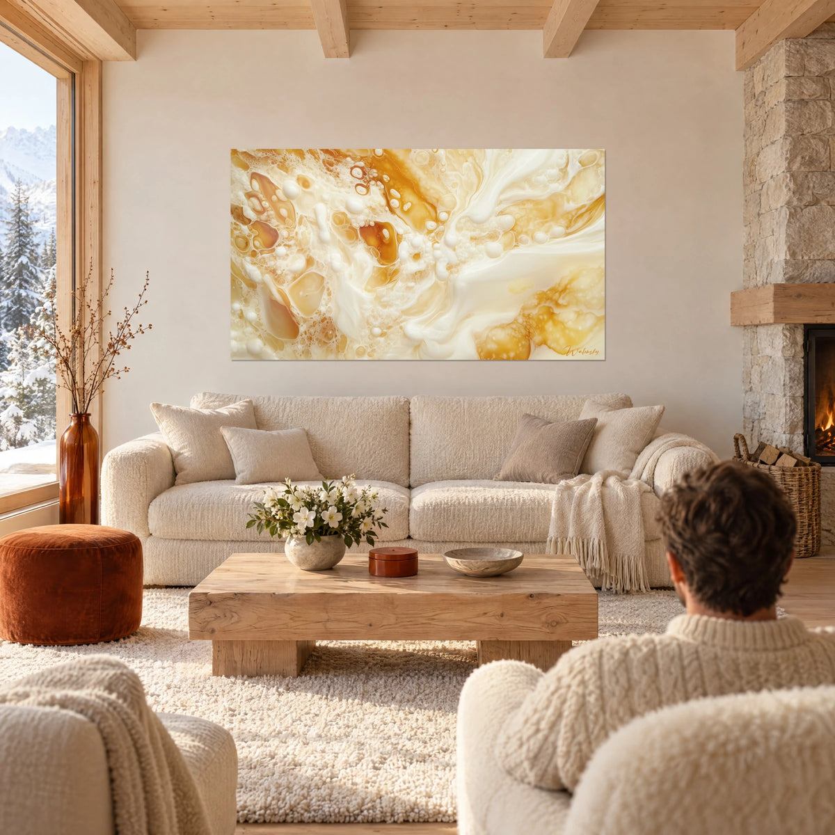 Gemälde mit cremig-elfenbeinfarbenen Wirbeln und honiggoldenem Bernstein, erhabene Blasen, über einem Sofa in einem hellen Wohnzimmer