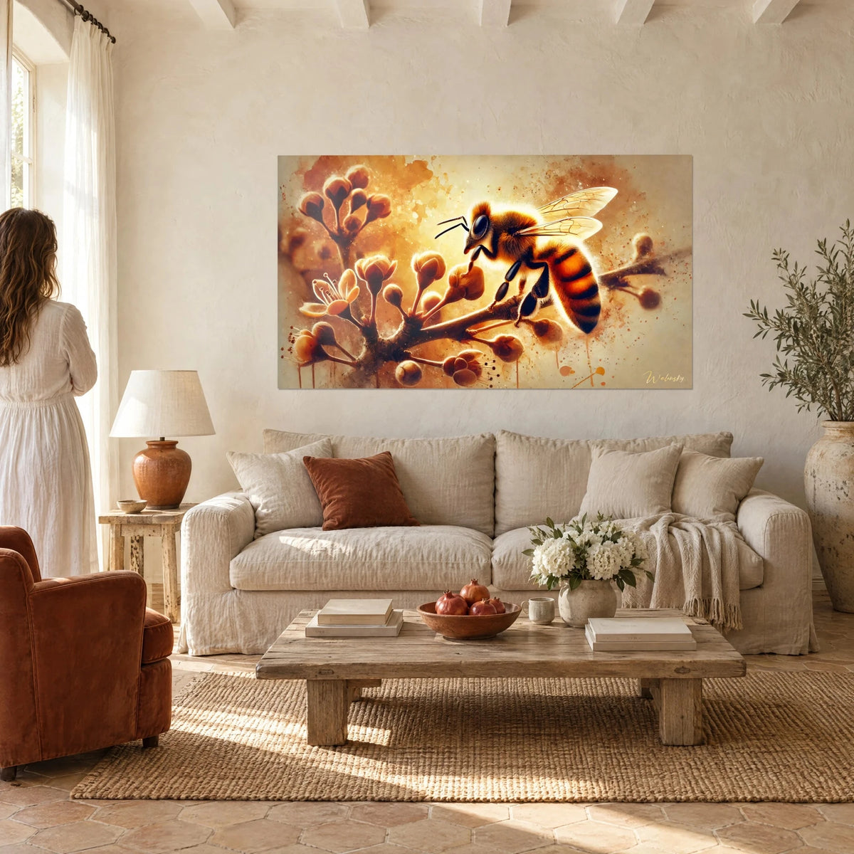 Gemälde Goldene Biene auf einem Zweig mit bernsteinfarbenen Knospen, Honigtupfer, Rückansicht eines Paares über einem Sofa in einem hellen Wohnzimmer