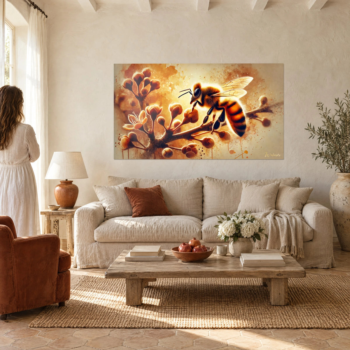 Gemälde Goldene Biene auf einem Zweig mit bernsteinfarbenen Knospen, Honigtupfer, Rückansicht eines Paares über einem Sofa in einem hellen Wohnzimmer