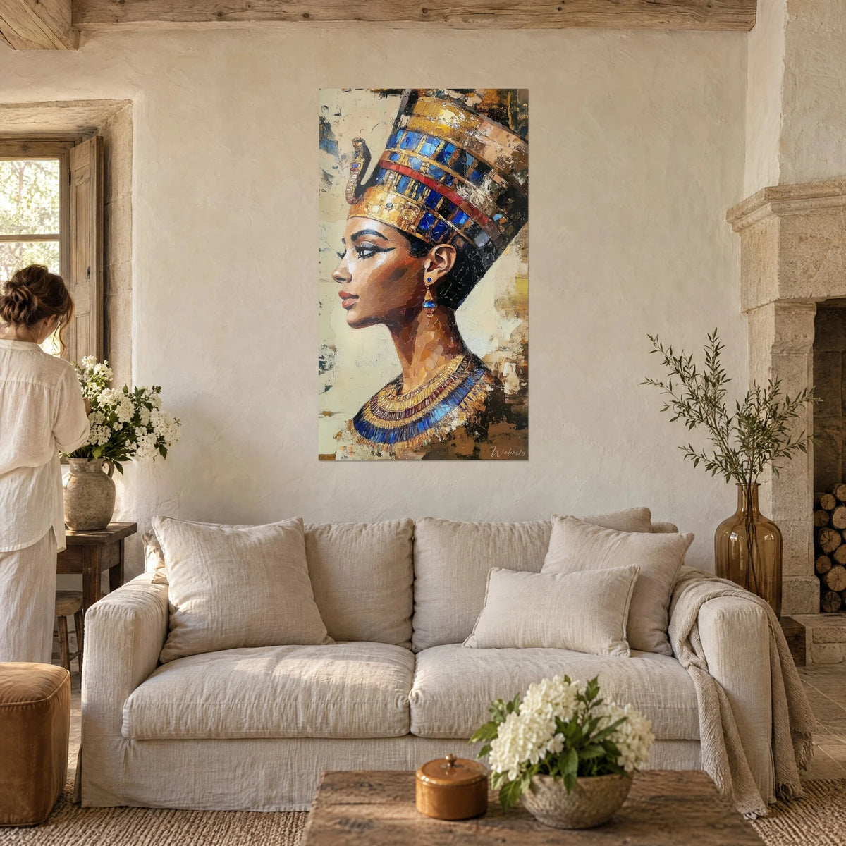 Quadro regina egizia di profilo, copricapo blu lapislazzuli e oro, collana lavorata, sopra un divano in un soggiorno luminoso