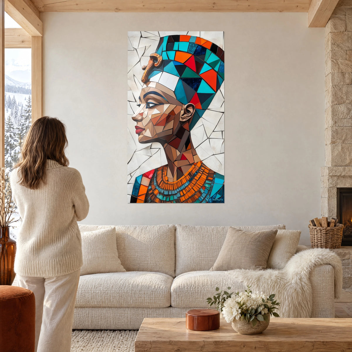 Gemälde Büste der Nofretete in türkisfarbenem und orangefarbenem Mosaik, Profil mit roten Lippen, über einem Sofa in einem hellen Wohnzimmer