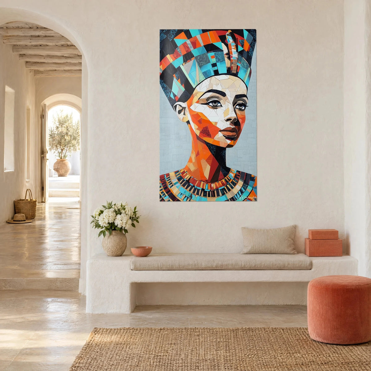 Tableau reine égyptienne au profil cubiste, visage ivoire et orangé sur fond gris-bleu, trois-quarts dans un couloir voûté blanc