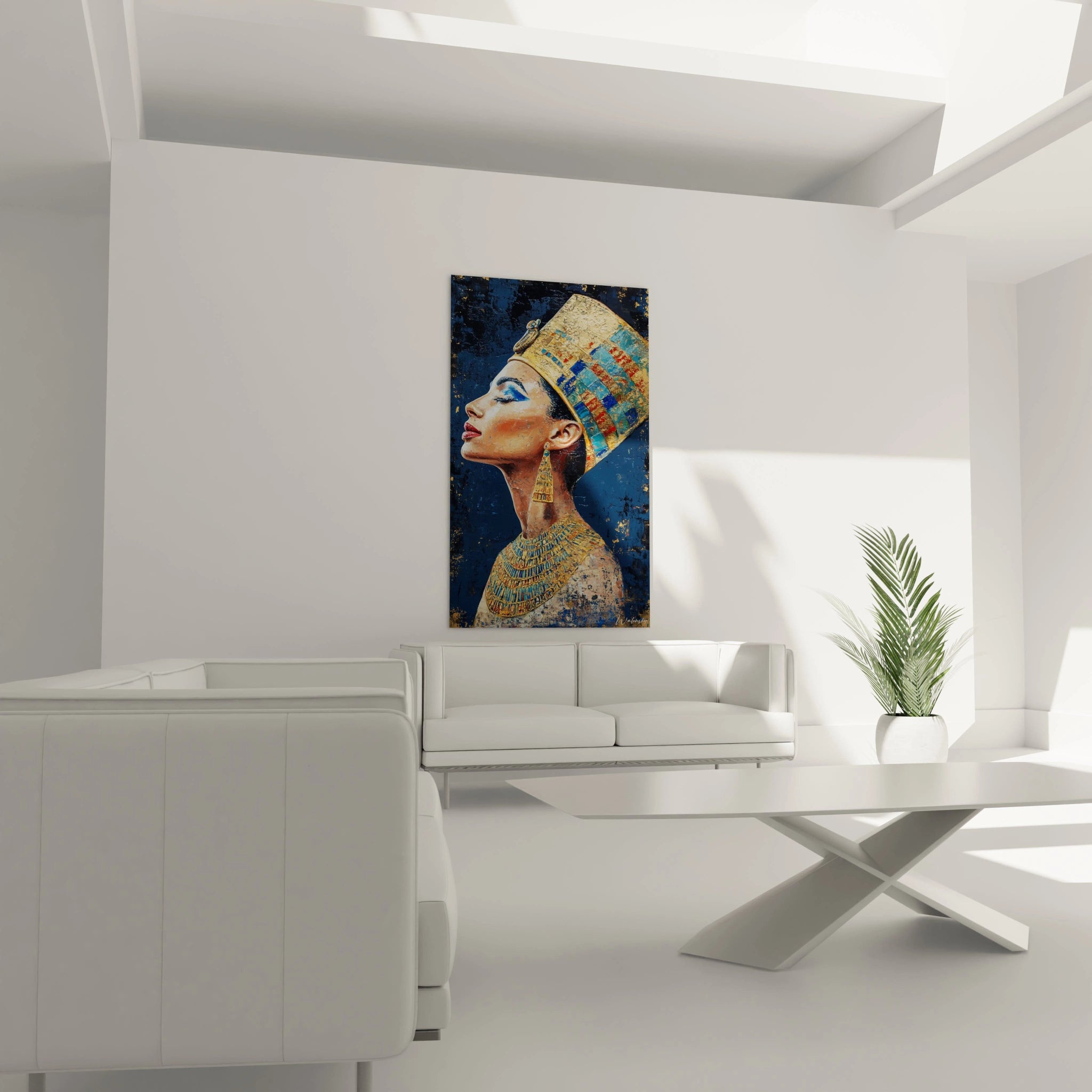 Tableau Egypte mural de profil d'une reine égyptienne couleur or et bleu dans un salon moderne blanc