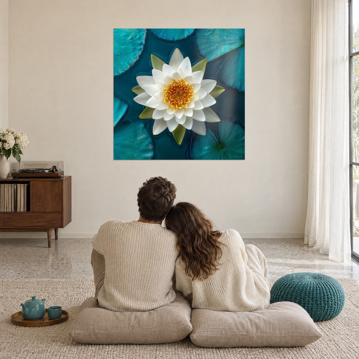 Gemälde perlmuttschimmernde Wasserblüte mit grünen Kelchblättern, auf marmoriertem marineblauem Hintergrund, gegenüber einem eng umschlungenen Paar auf Kissen