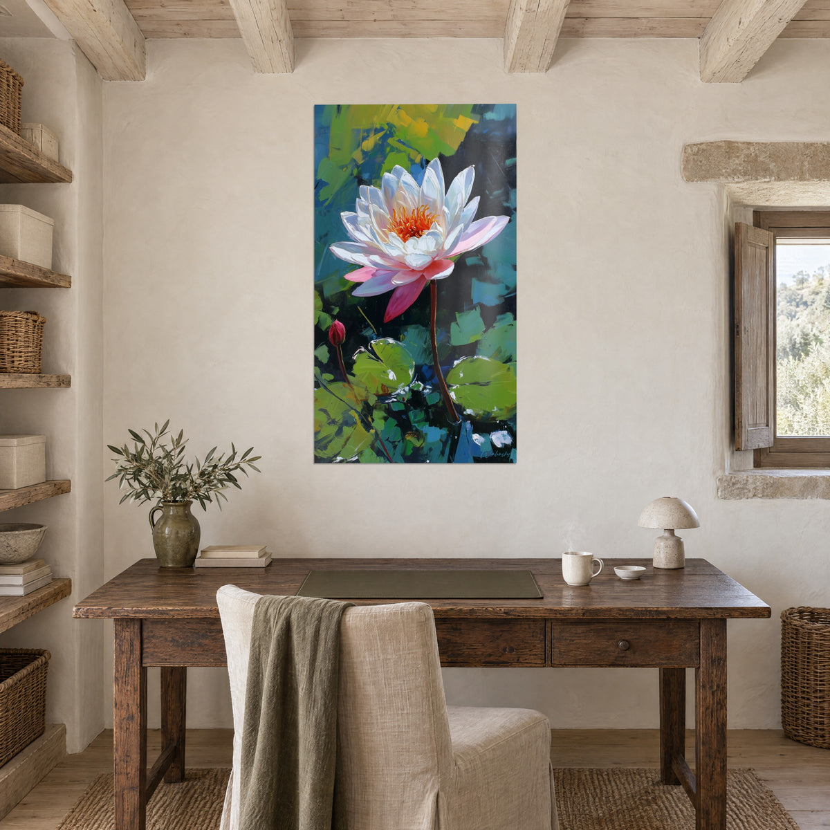 Schilderij bloeiende waterlelie met penseelstreken in geelgroen en diep blauw, hangend boven een antiek houten bureau
