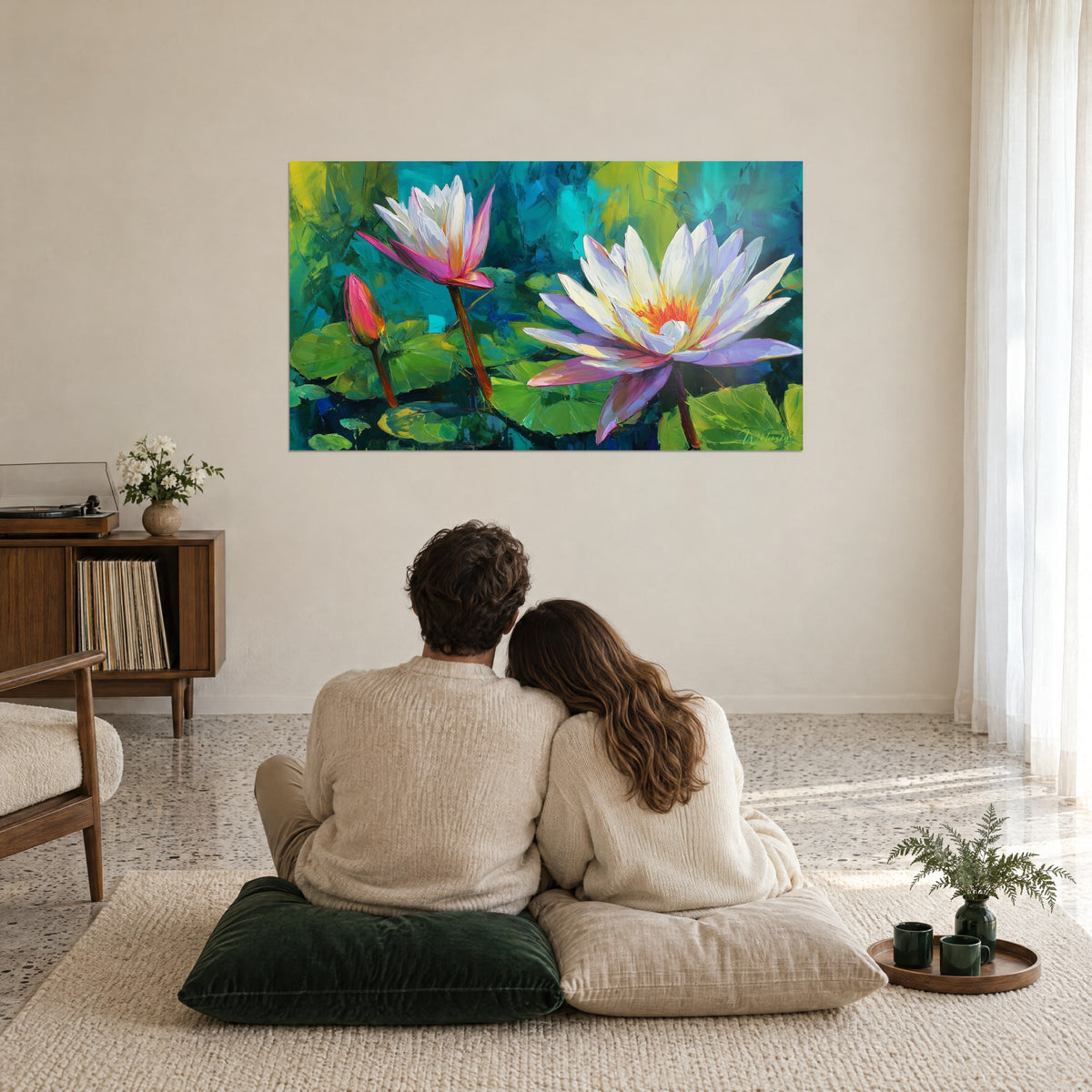 Cuadro flores acuáticas rosas y blancas, corazón naranja vibrante, planos cian y verde manzana, pareja abrazada de espaldas sobre cojines