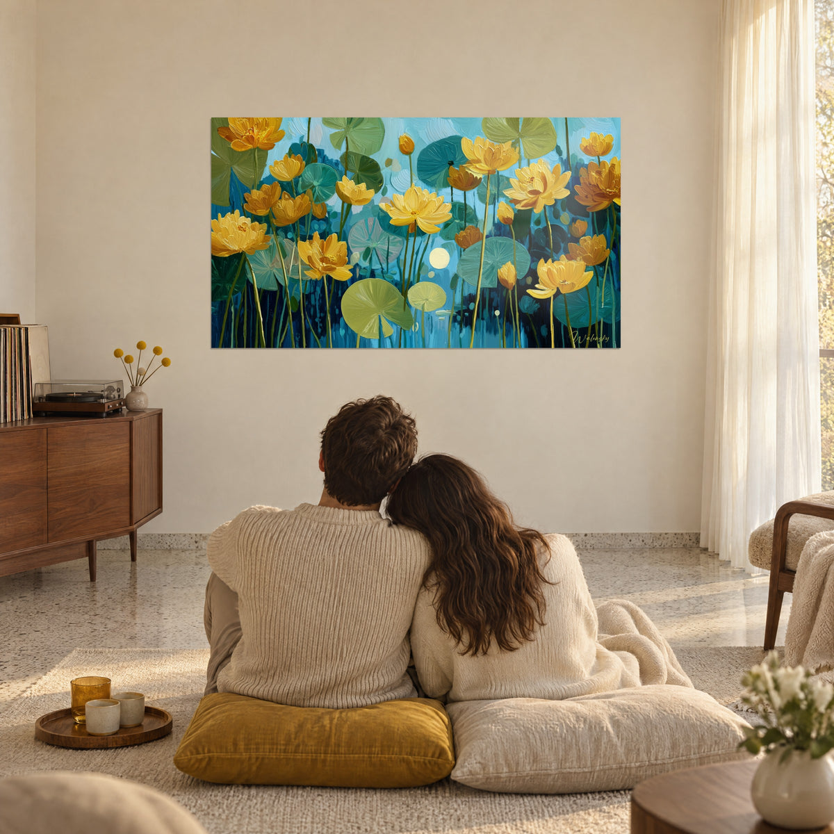 Quadro di palude fiorita in pittura impressionista, corolle ocra e gialle, ampia foglia verde oliva, coppia di spalle in soggiorno