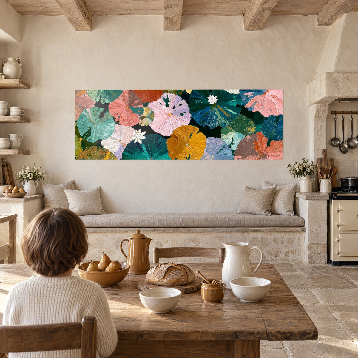 Gemälde in Pastell mit großen, perlmuttschimmernden Blättern in Grün, Orange und Nachtblau, zwei weiße Seerosen, gegenüber einem Holzküchentisch