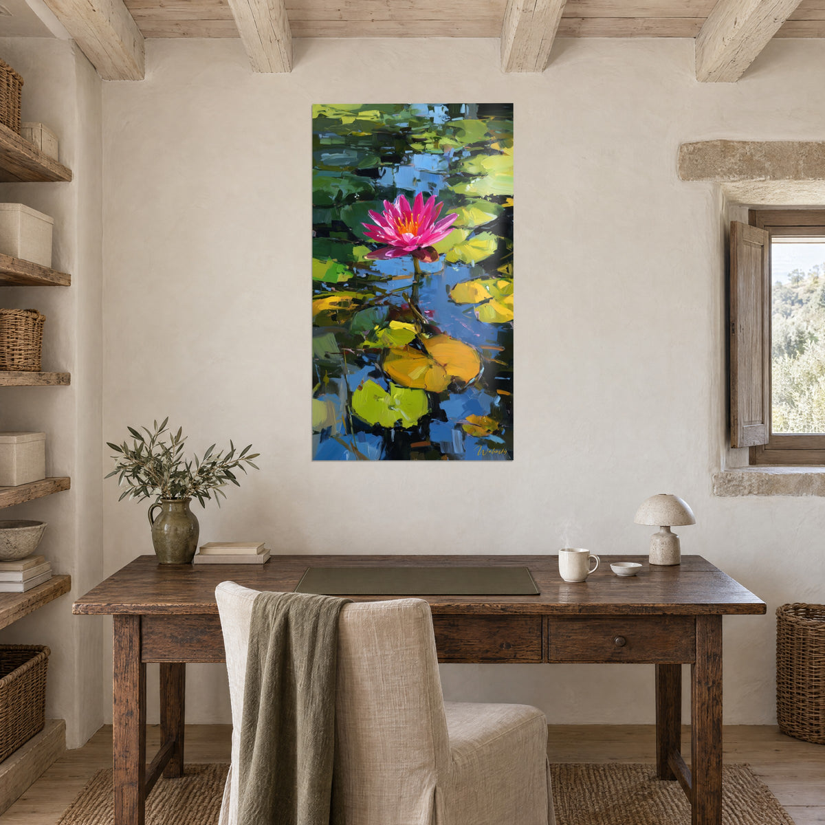 Gemälde mit purpurrotem Lotus in kräftigen Pinselstrichen, azurblaues Wasser, olivgrüne Blätter, verputzte Wand eines Holzschreibtischs