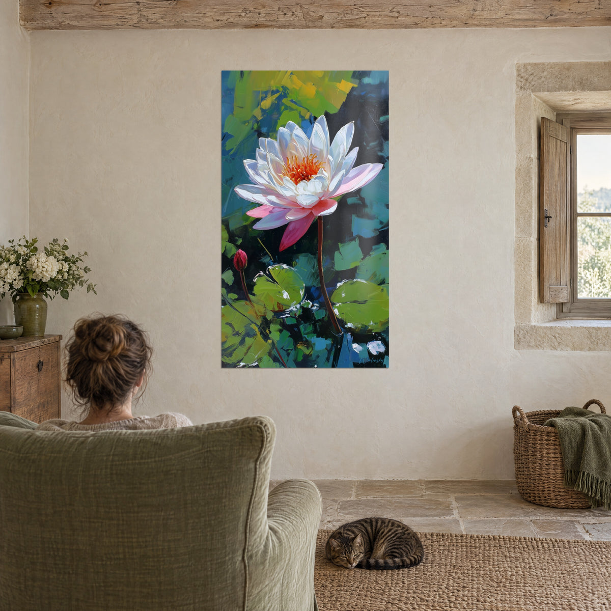 Schilderij stralende waterlelie, rode knop en brede groene bladeren op zwart water, bewonderd vanuit een groene fauteuil, getijgerde kat