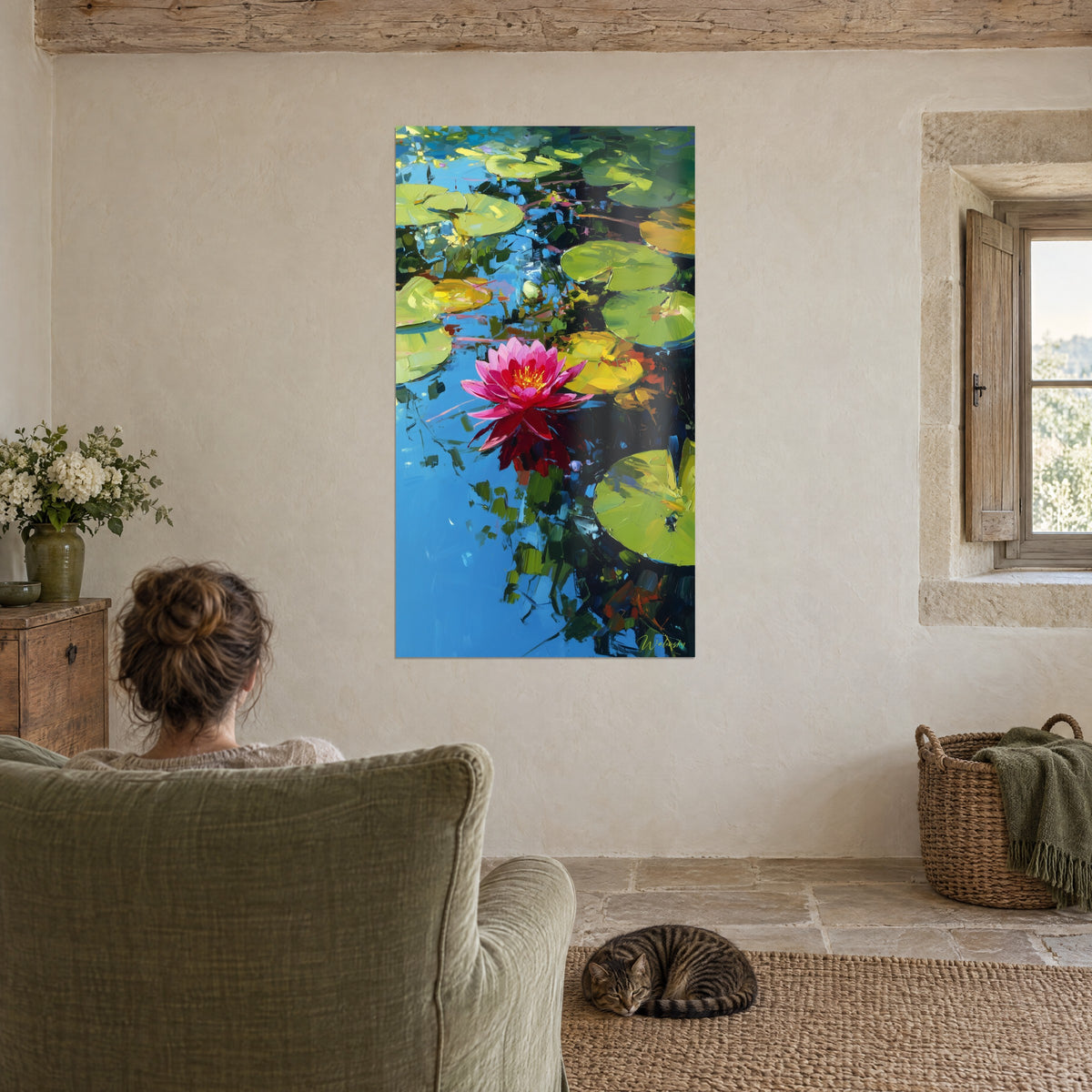 Gemälde Seerosenteich, leuchtend rosa Blüte auf königsblauem Wasser, gegenüber einem grünen Sessel, in dem eine getigerte Katze schläft