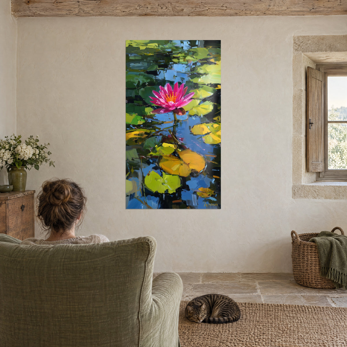 Gemälde mit leuchtend rosafarbener Blüte auf tiefblauem Teich, safrangelbe und limettengrüne Seerosen, grüner Sessel, getigerte Katze