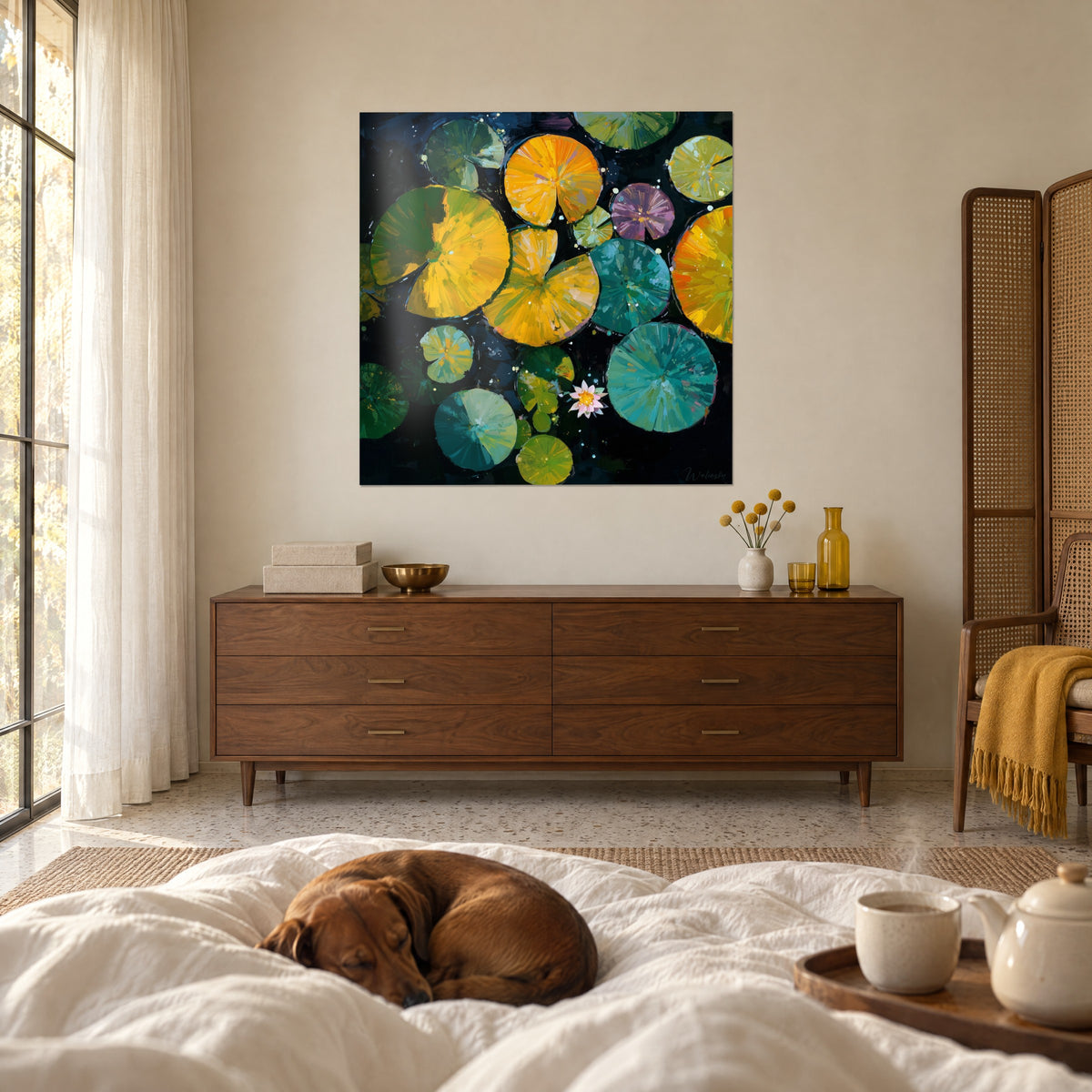 Schilderij van een waterlelievijver in oker en smaragd op een nachtelijke achtergrond, teckel liggend op het dekbed, boven een bed in een heldere slaapkamer