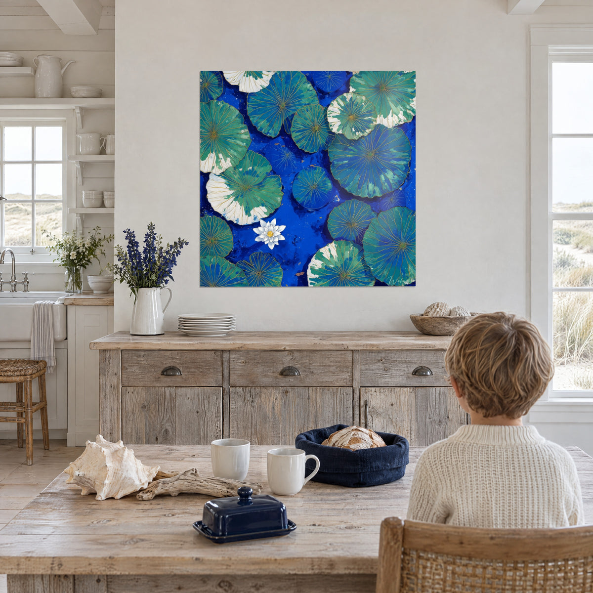Gemälde Mosaik aus runden jadegrünen und cremeweißen Blättern auf indigoblauem Wasser, Kind von hinten, Küche am Meer