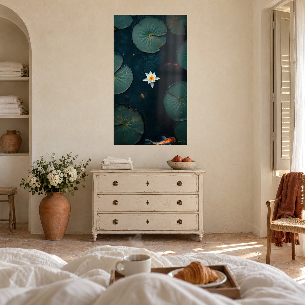 Schilderij nachtelijke vijver met een witte bloem en diepgroene bladeren, oranje en witte koi, boven een bed in een lichte slaapkamer