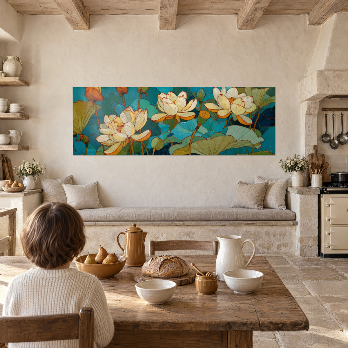 Schilderij waterbloemen in lichtgeel en groen op turquoise vlakken, rustieke stenen keuken met bank