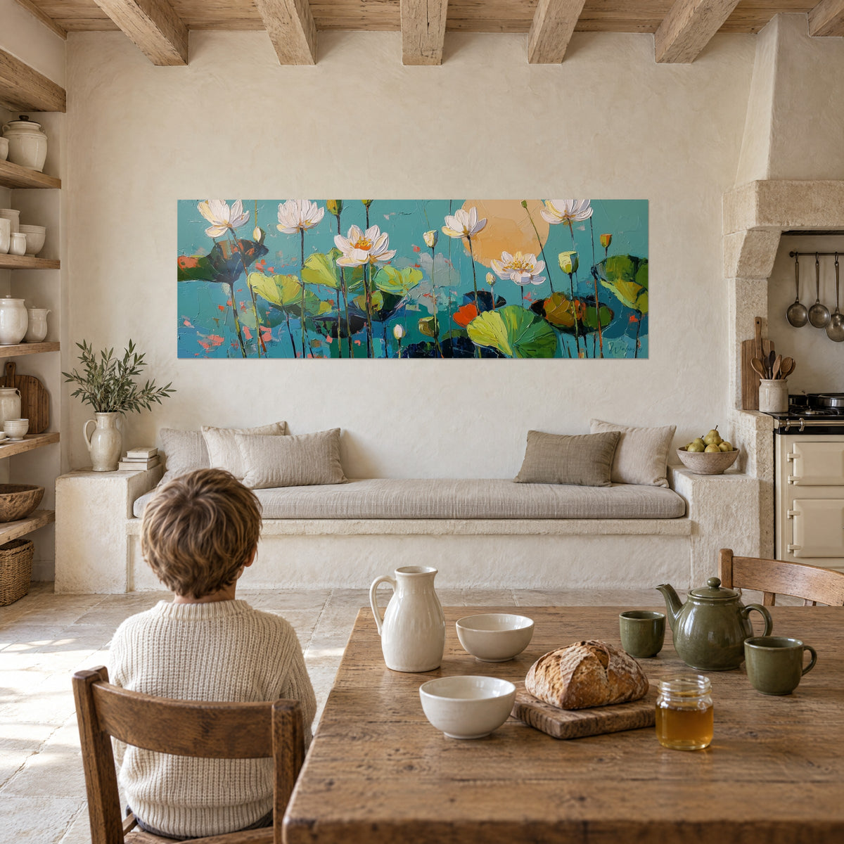 Schilderij witte waterbloemen op lange donkere stengels, okerkleurige maan en limoengroene bladeren, turquoise tafelkleed, stenen keukentafel