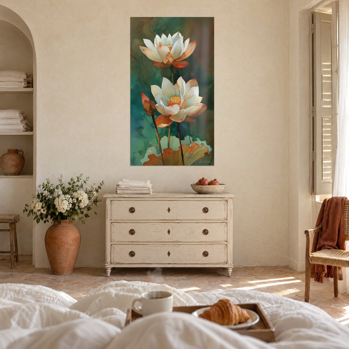 Cuadro corolas de loto marfil y naranja quemado sobre fondo azul verdoso, encima de una cama en un dormitorio luminoso