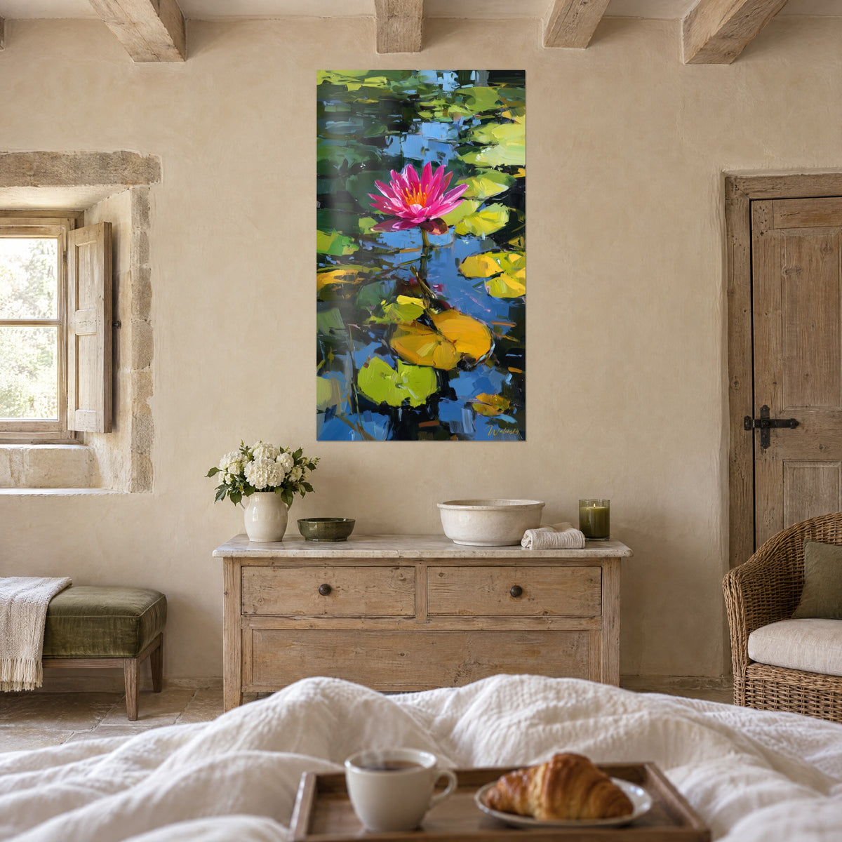 Gemälde mit himbeerfarbener Seerosenblüte und himmelblauen Spiegelungen auf dem Wasser, ockerfarbene Blätter, über einem Bett in einem hellen Schlafzimmer