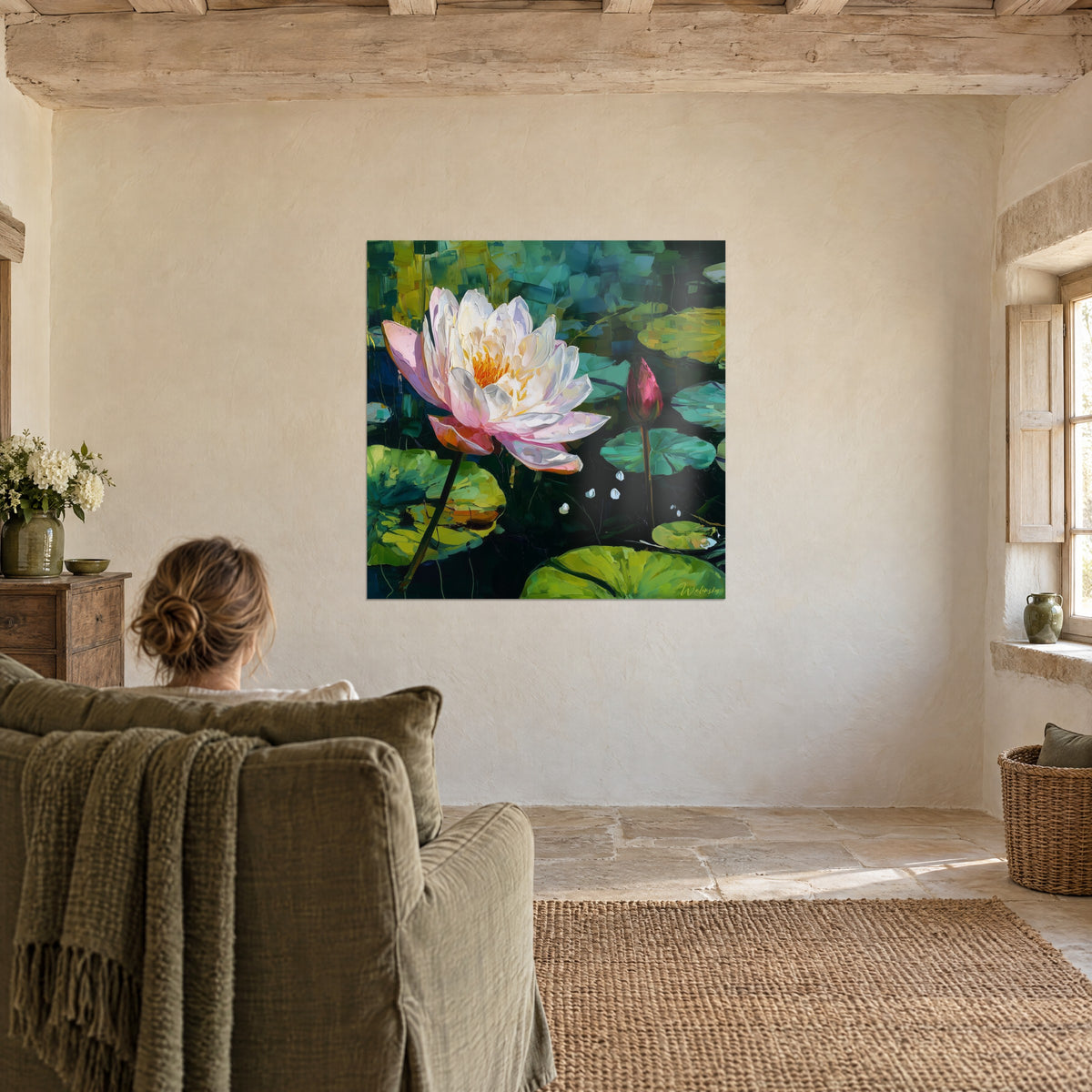 Gemälde rosa schimmernde Wasserblume, purpurrote Knospe, smaragdgrüner Teich, Person von hinten in einem Sessel, Salon mit Steinwänden
