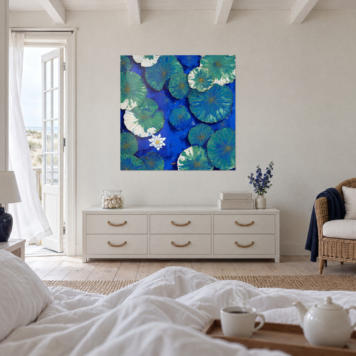 Gemälde Weiße Lotusblüte mit gelbem Herz zwischen blaugrünen Blättern, große Blattwedel, über einem Bett in einem hellen Schlafzimmer