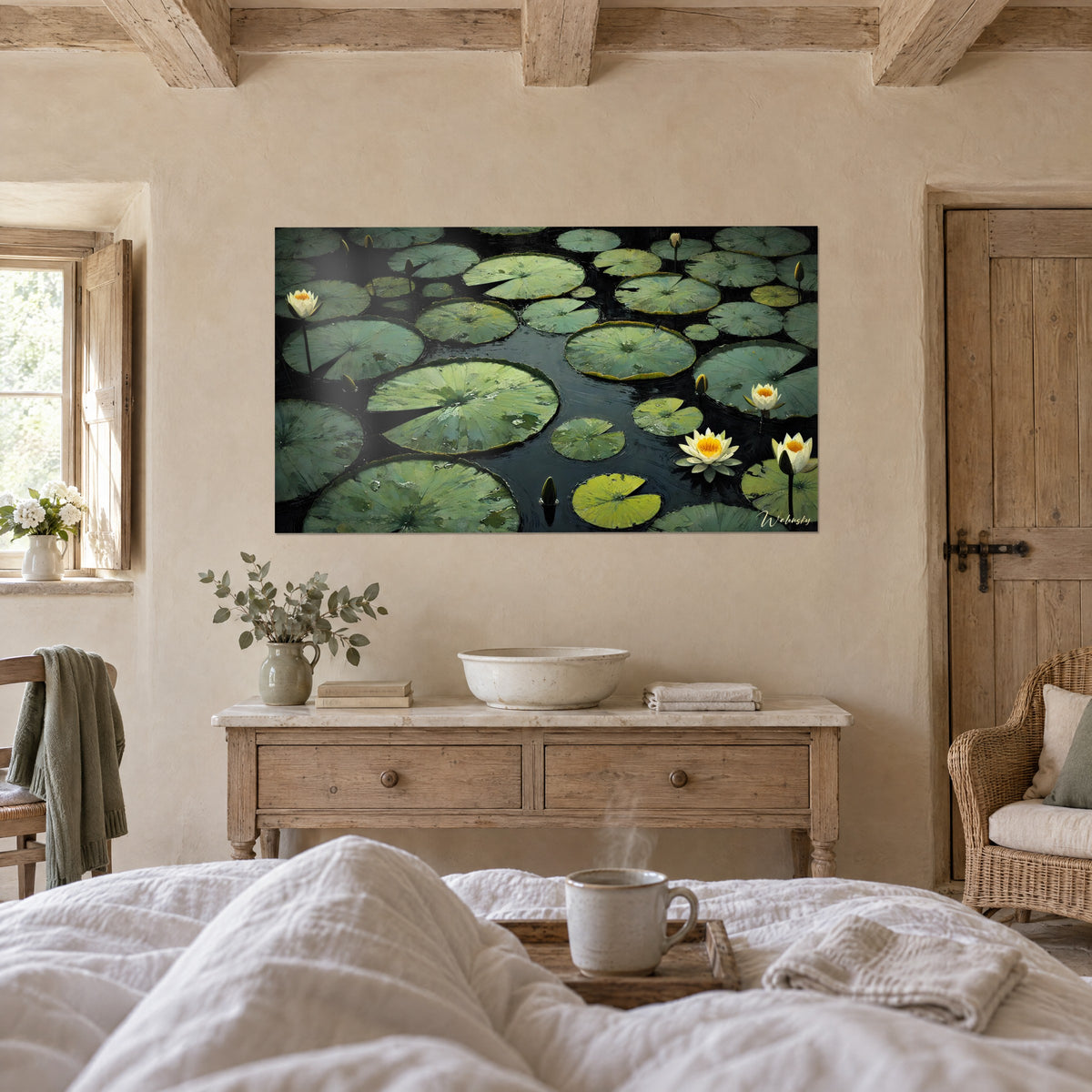 Cuadro estanque de nenúfares de pétalos marfil y hojas verde musgo sobre fondo de tinta, encima de una cama en un dormitorio luminoso
