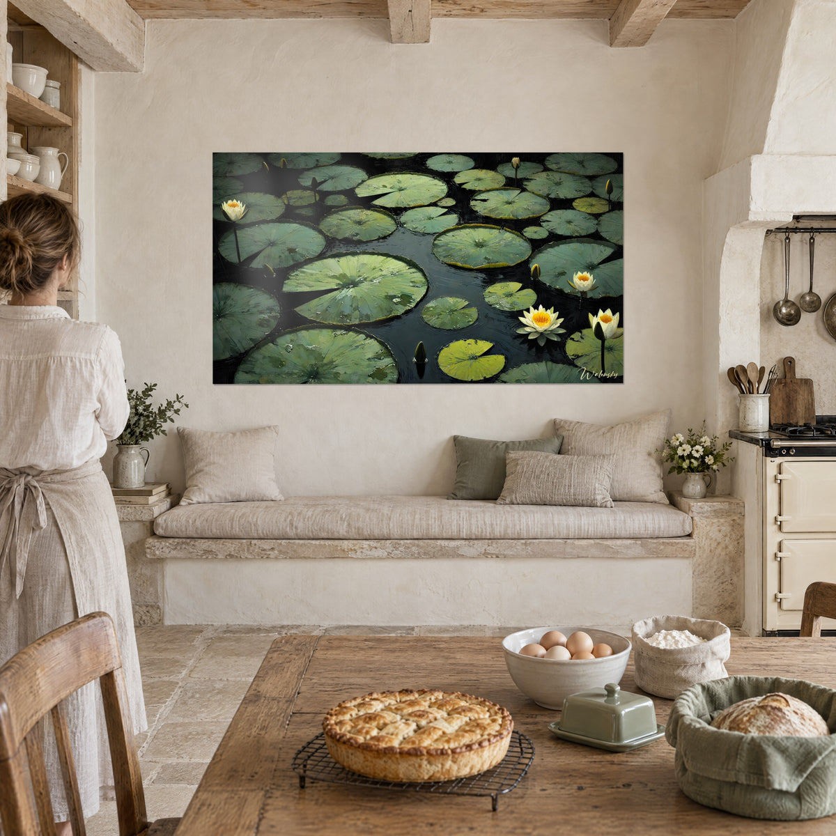 Cuadro flores de agua crema y discos de follaje verde jade, pintura texturizada sobre agua oscura, en una cocina de piedra y vigas