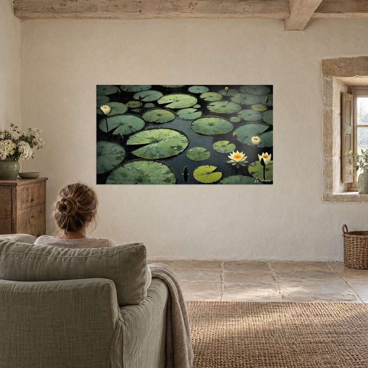 Cuadro jardín acuático de hojas redondas verde almendra, nenúfares blancos y agua de tinta, en un salón rústico de paredes encaladas