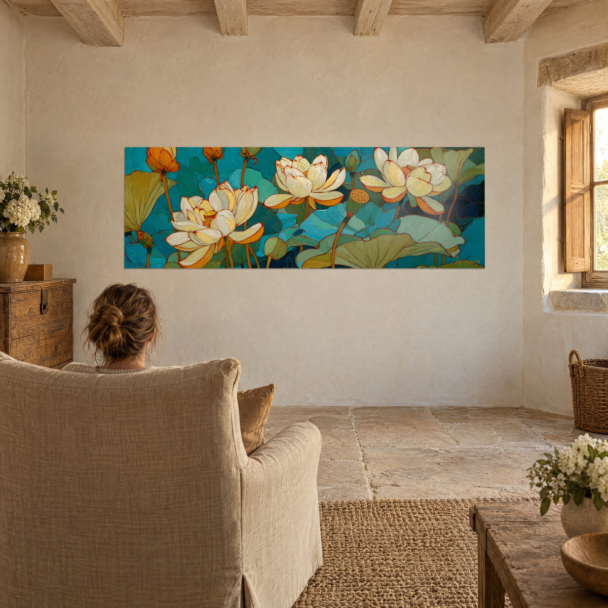 Schilderij uitgebloeide lotusbloemen in crème- en okertinten op zeegroene achtergrond, stenen woonkamer met beige fauteuil