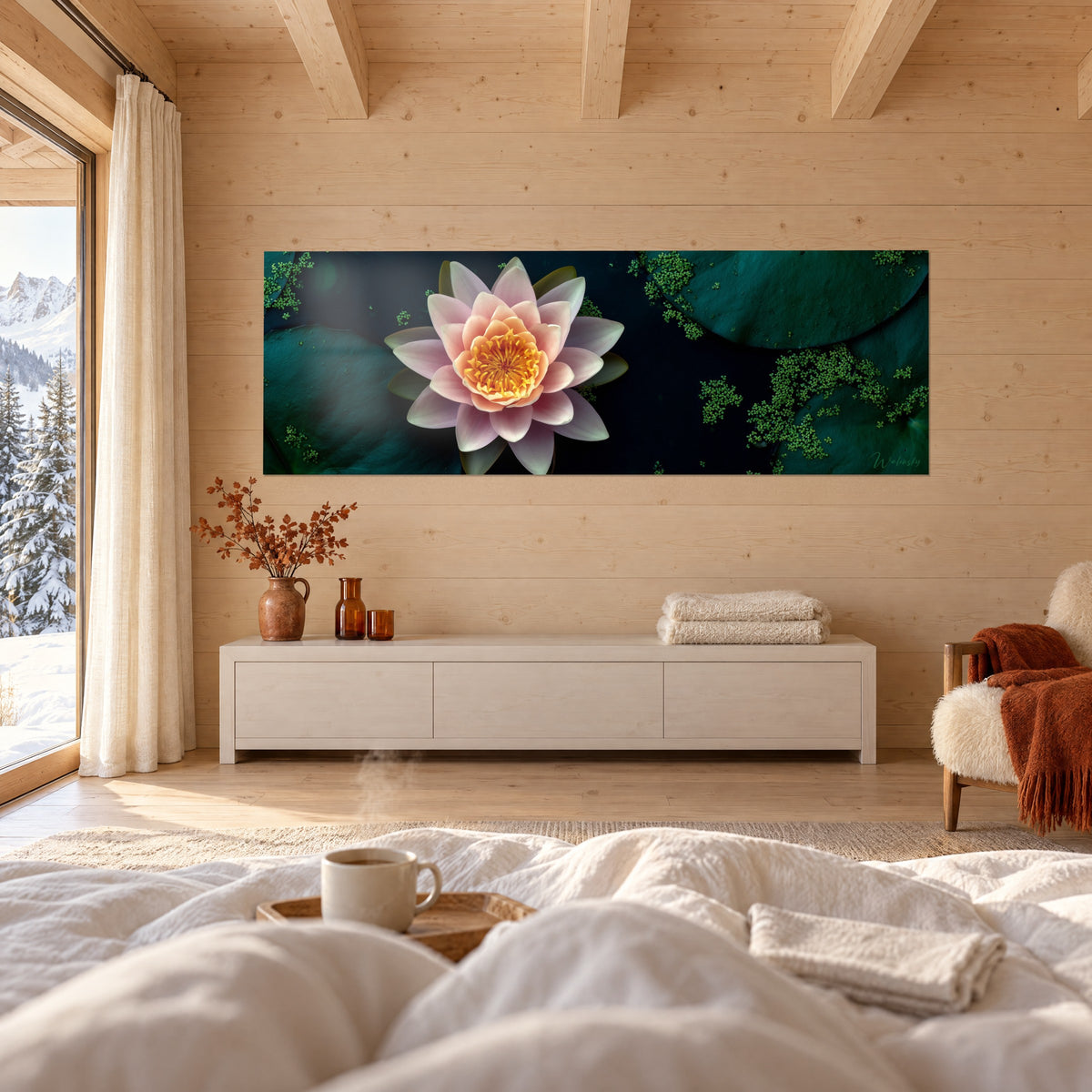 Quadro di ninfea corallo dai petali rosati su sfondo blu notte, foglie smeraldo, sopra un letto in una camera luminosa