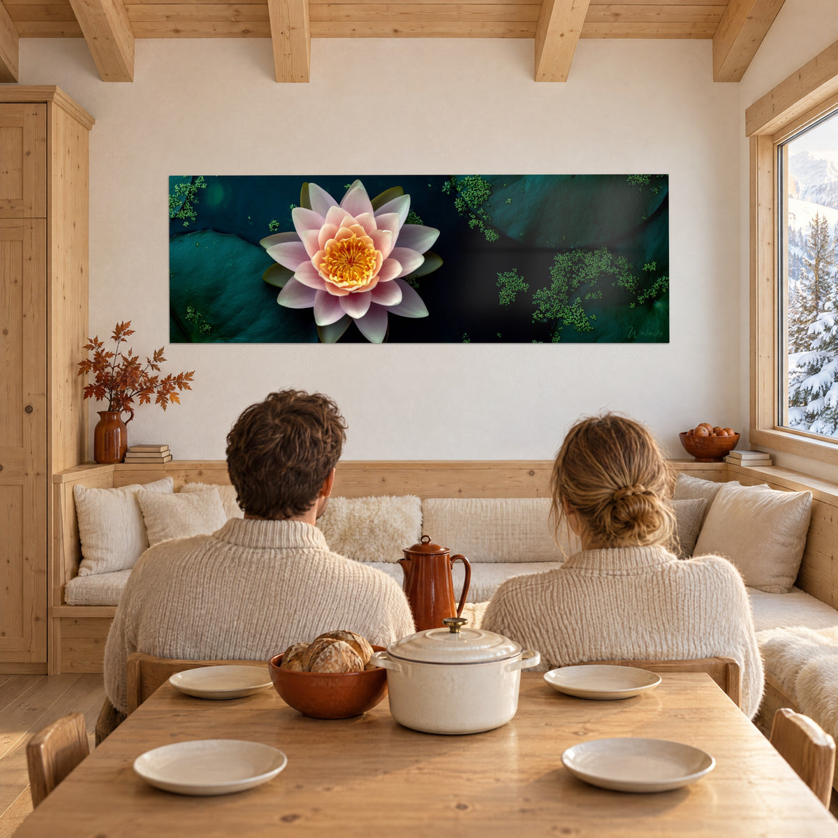 Quadro di stella d'acqua rosa cipria e cuore giallo oro su foglie verde scuro, coppia di spalle al tavolo, vetrata innevata