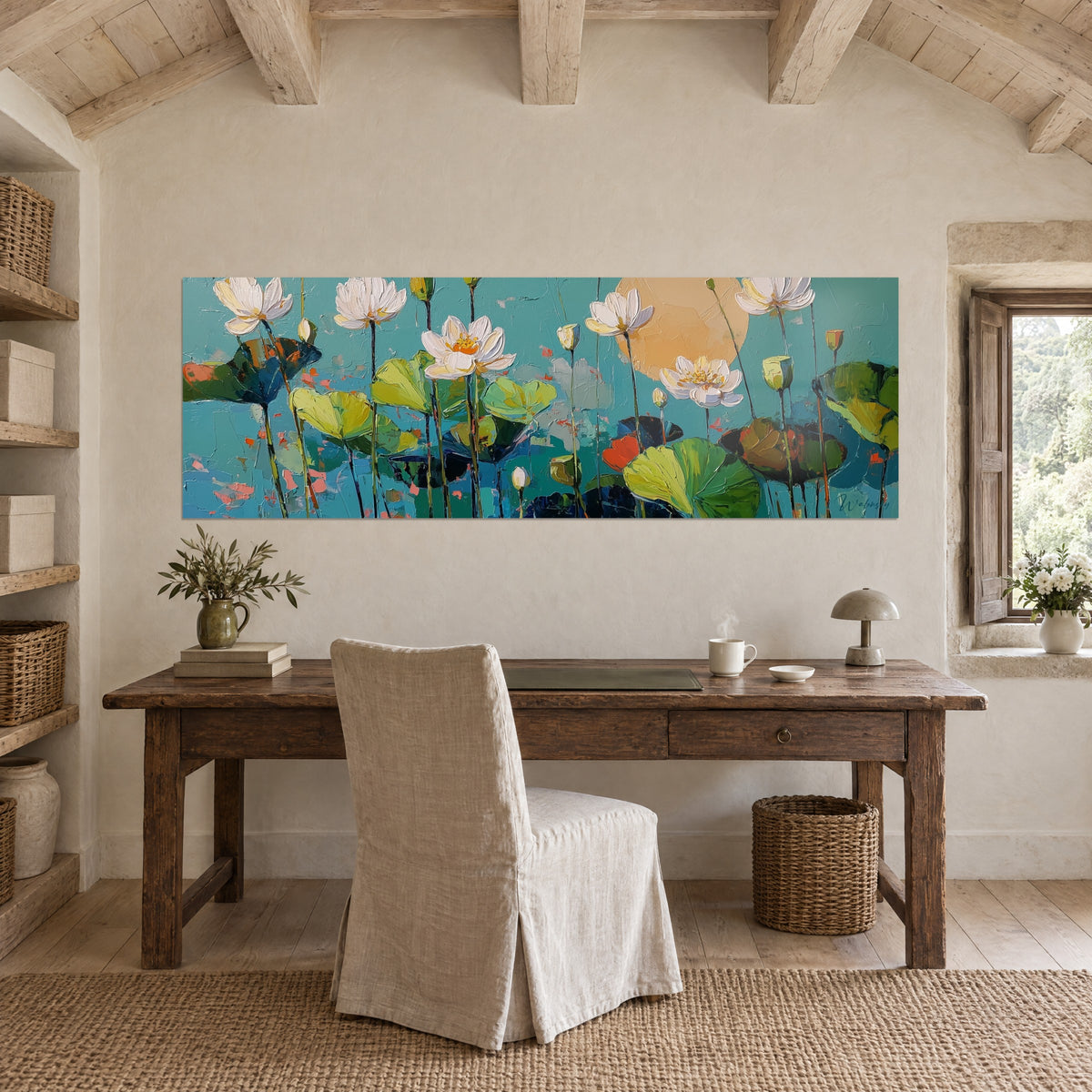Schilderij panorama van ivoorkleurige lotusbloemen met gouden meeldraden, olijfgroene bladeren, turkoois hemel en abrikooskleurige zon, boven een houten bureau