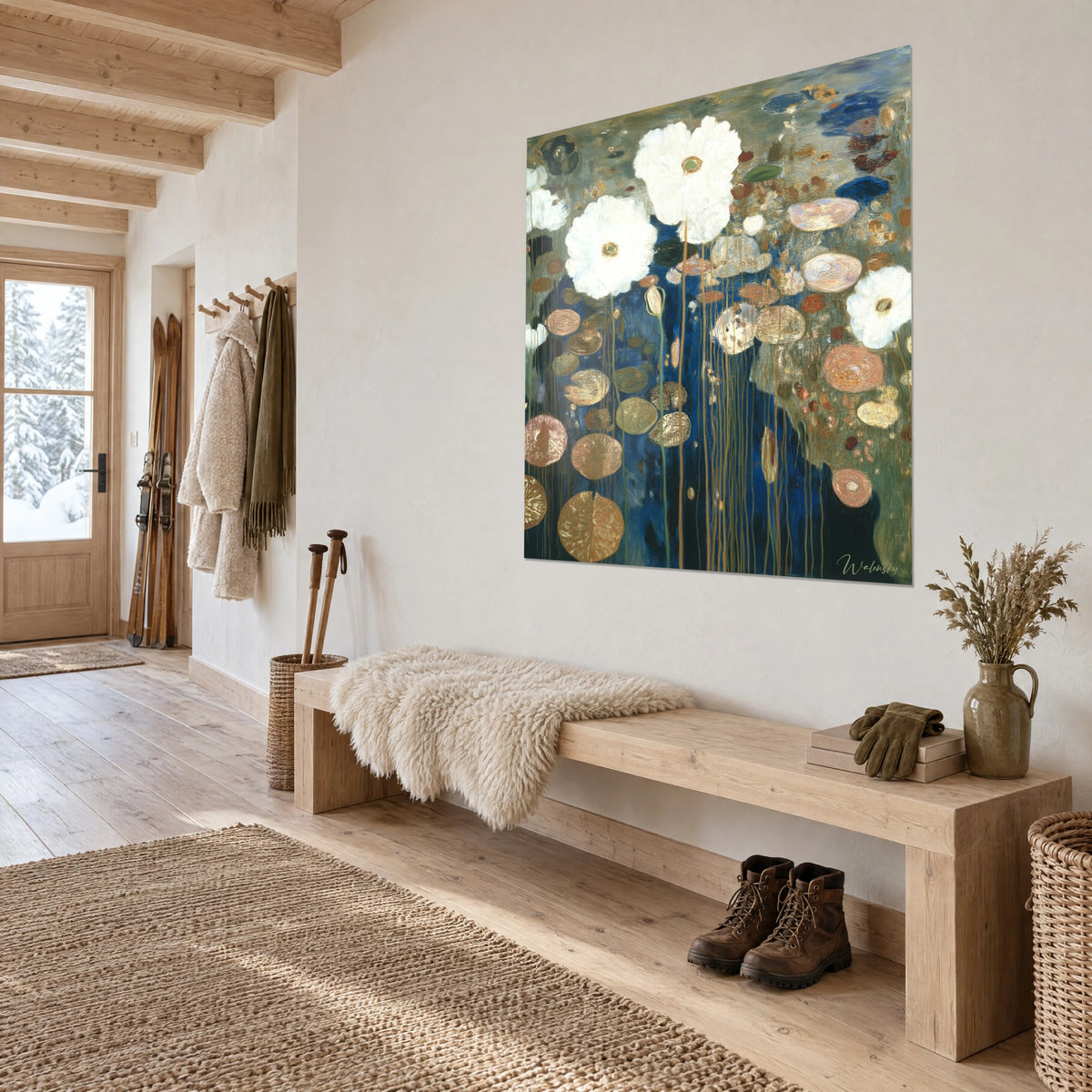 Quadro di stagno simbolista con fiori avorio giganti, blu profondo e oro ramato, vista di tre quarti nell'ingresso di uno chalet