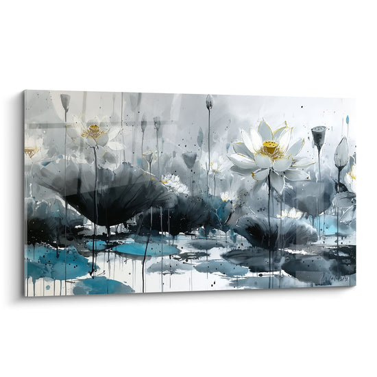 Modernes Gemälde mit weißen Seerosen und goldenen Staubgefäßen auf aquarelliertem graublauem Hintergrund mit künstlerischen Farbläufen