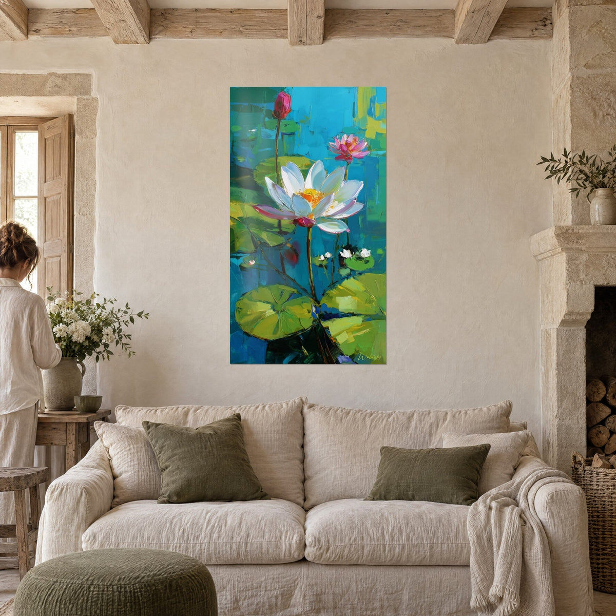 Quadro loto bianco dal cuore arancione, petali orlati di rosa su stagno blu turchese, donna di spalle, sopra un divano in un soggiorno luminoso