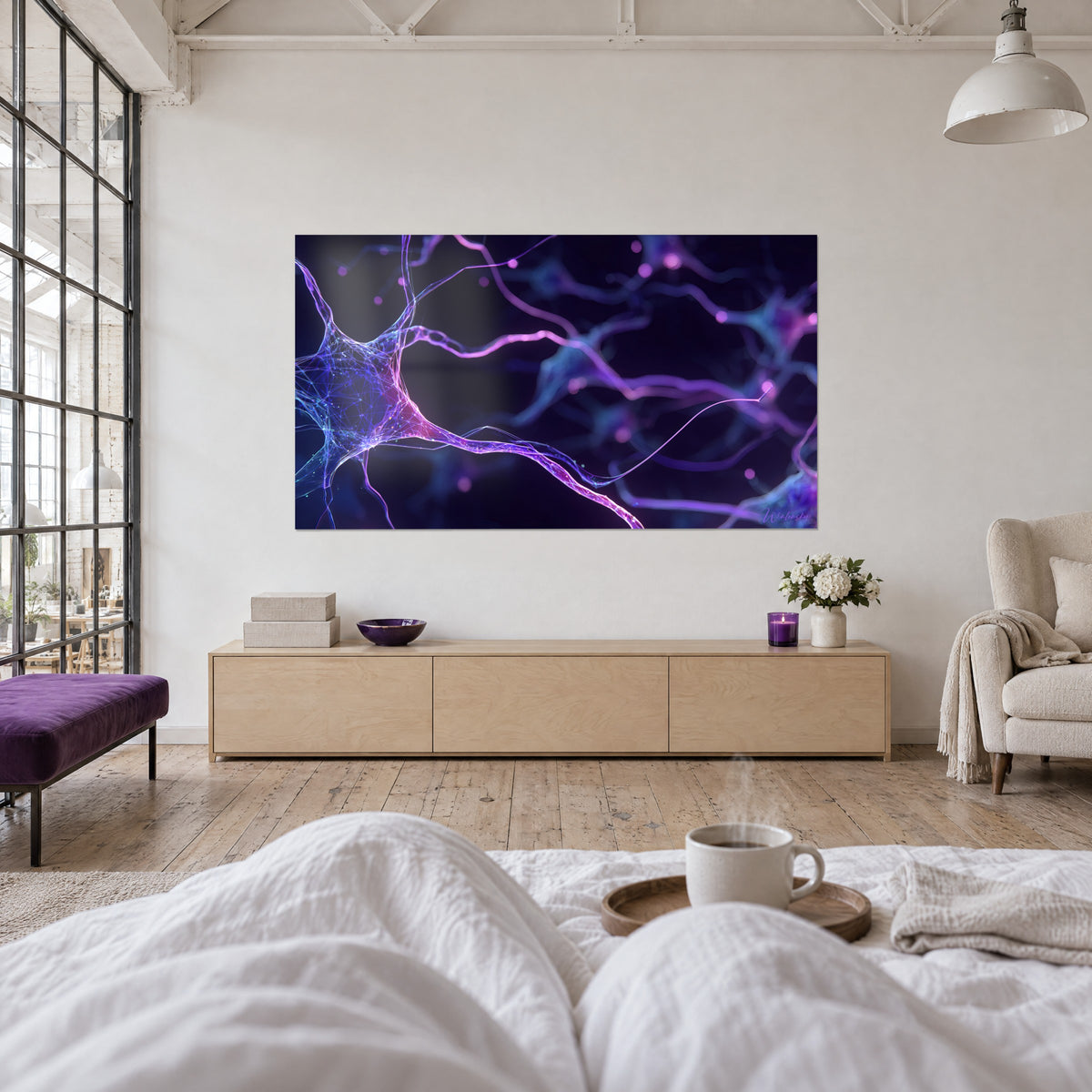 Gemälde elektrische Verbindungen in Mauve und tiefem Blau, leuchtende Filamente, von hinten gesehen, über einem Bett in einem hellen Schlafzimmer