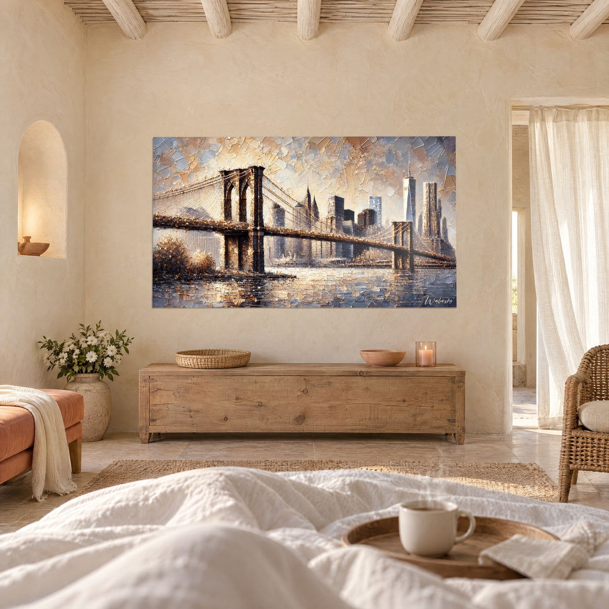 Quadro ponte di Brooklyn dipinto a spatola in beige sabbia e blu notte, riflessi dorati sull'acqua, sopra un letto in una camera luminosa