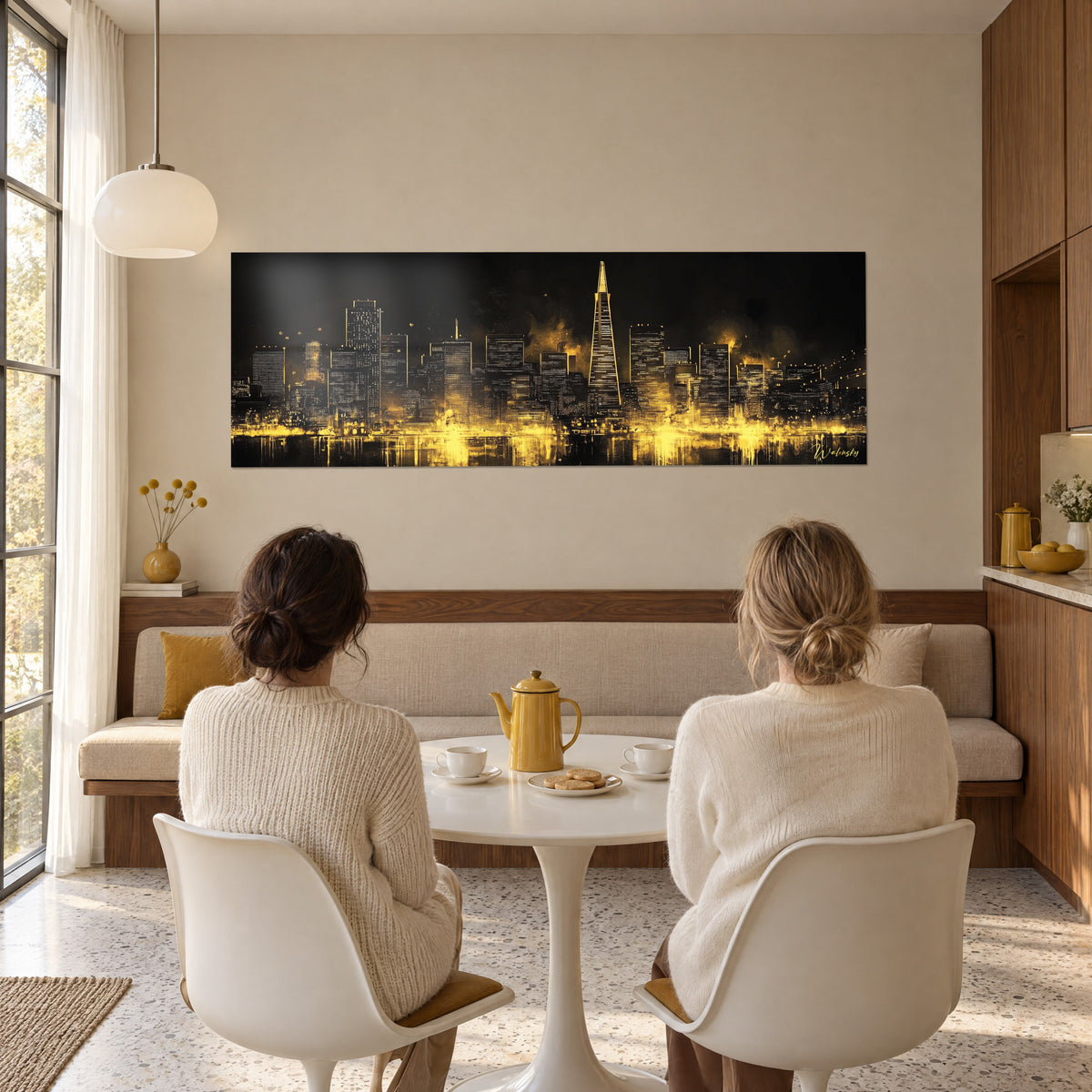 Cuadro panorámica de torres centelleantes en amarillo dorado y negro, dos mujeres de espaldas tomando té junto a una tetera dorada, salón de los años 50