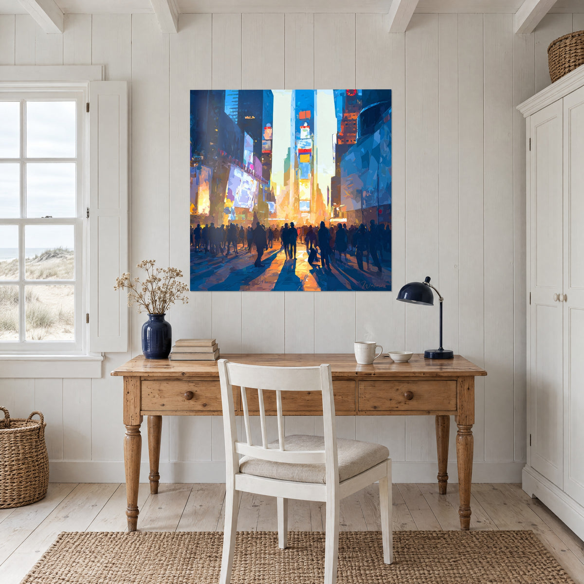Gemälde New York in königsblauen und orangefarbenen Messerstrichen, Strahlen der Abendsonne auf der Menge, hängt an der Wand eines Holzbüros am Meer