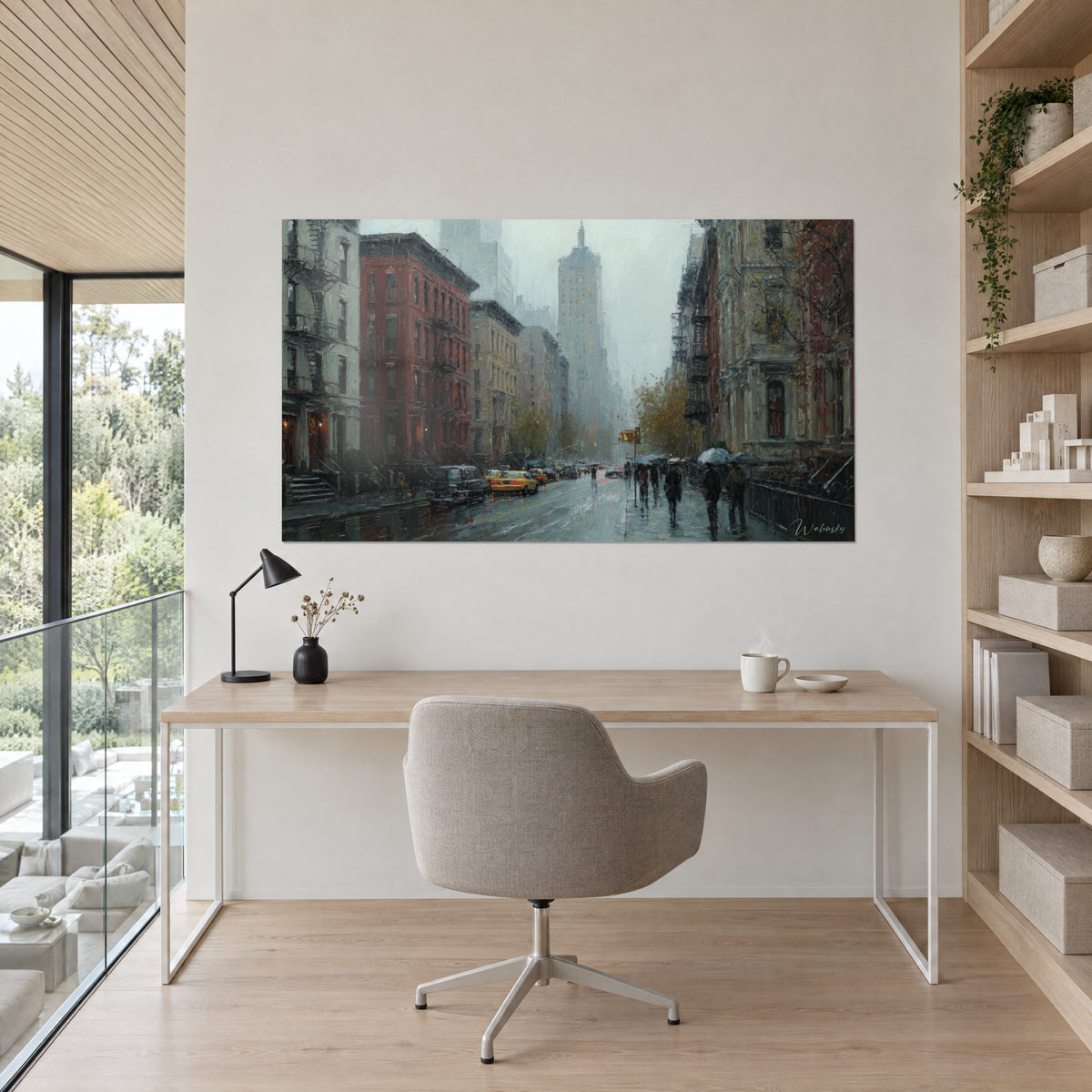 Schilderij van een stad in motregen, dikke penseelstreken, slanke toren in de grijsgroene nevel, gele auto's, boven een bureau van licht hout