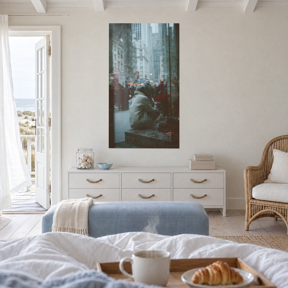 Tableau rue de Manhattan sous la brume, personnage au bonnet gris, fleurs rouges et façades pâles, au-dessus d'un lit dans une chambre claire
