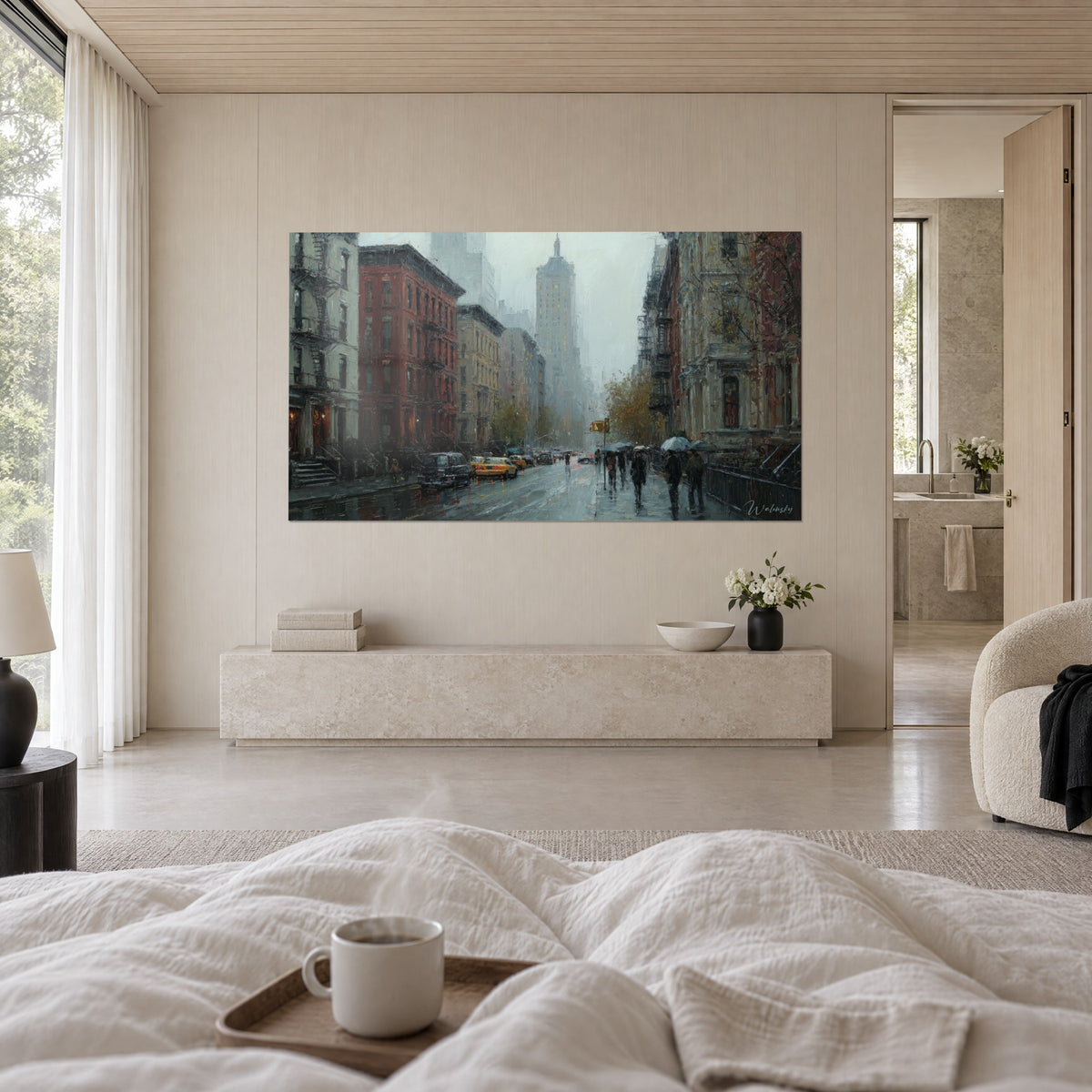 Schilderij van een regenachtig Manhattan met zwarte brandtrappen, zilvergrijze lucht en okerkleurig gebladerte, boven een bed in een lichte slaapkamer