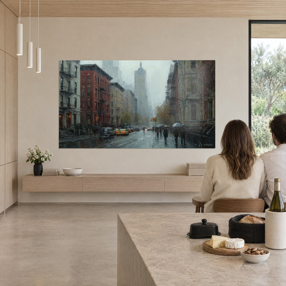 Schilderij van rode brownstones en door regen glanzende klinkers, silhouetten met paraplu's, blauwgrijze weerspiegelingen, tegenover een woonkamer die open is naar het groen