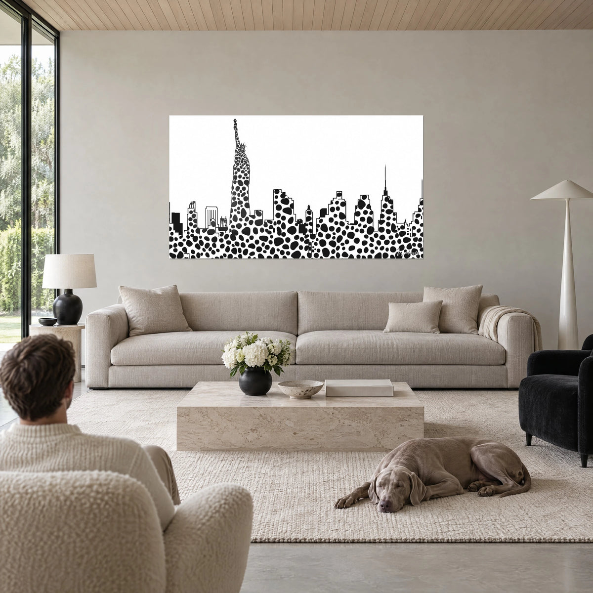Quadro skyline di New York con macchie nere di leopardo su fondo bianco, Statua della Libertà, sopra un divano in un soggiorno luminoso