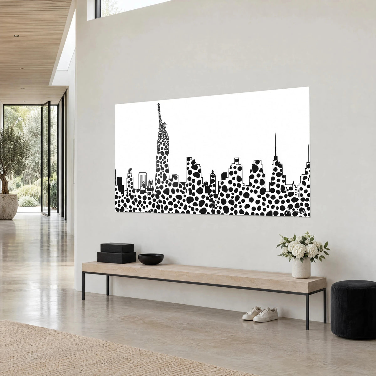 Quadro silhouette maculata di Manhattan, grattacieli in bianco e nero, guglia dell'Empire State, su una parete beige e una panca in legno