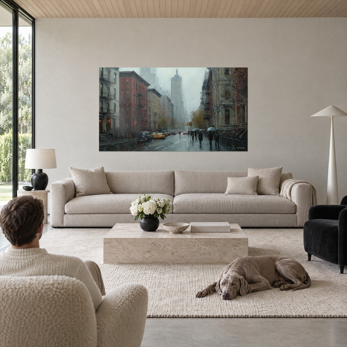 Schilderij van een door regen doordrenkte New Yorkse laan, gevels in baksteenrood en parelgrijs, gele taxi's, boven een bank in een lichte woonkamer