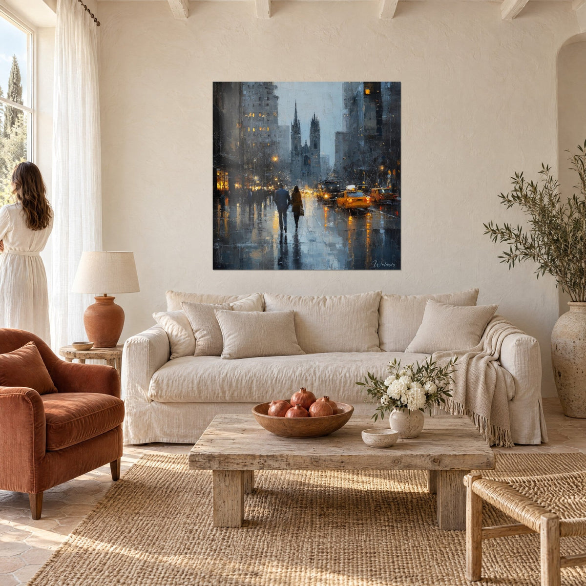 Gemälde Regenstraße in New York, bernsteingelbe Taxis und nachtblau Fassaden, über einem Sofa in einem hellen Wohnzimmer