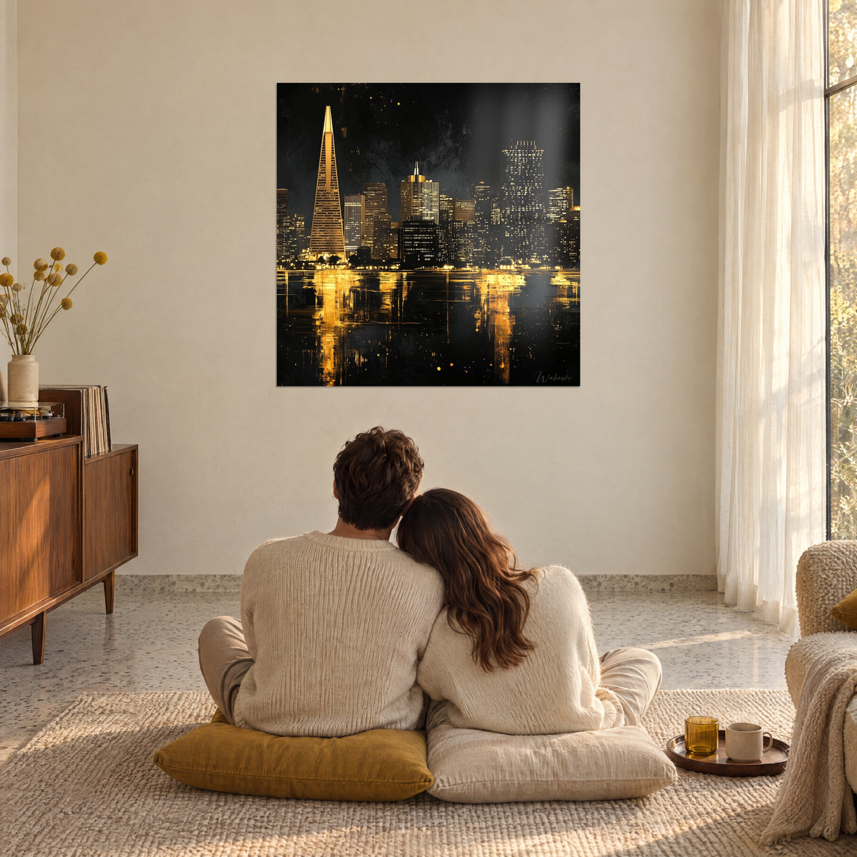 Tableau horizon de buildings dorés sur nuit noire, tour pyramidale ambrée et reflets striés, couple de dos assis sur des coussins moutarde