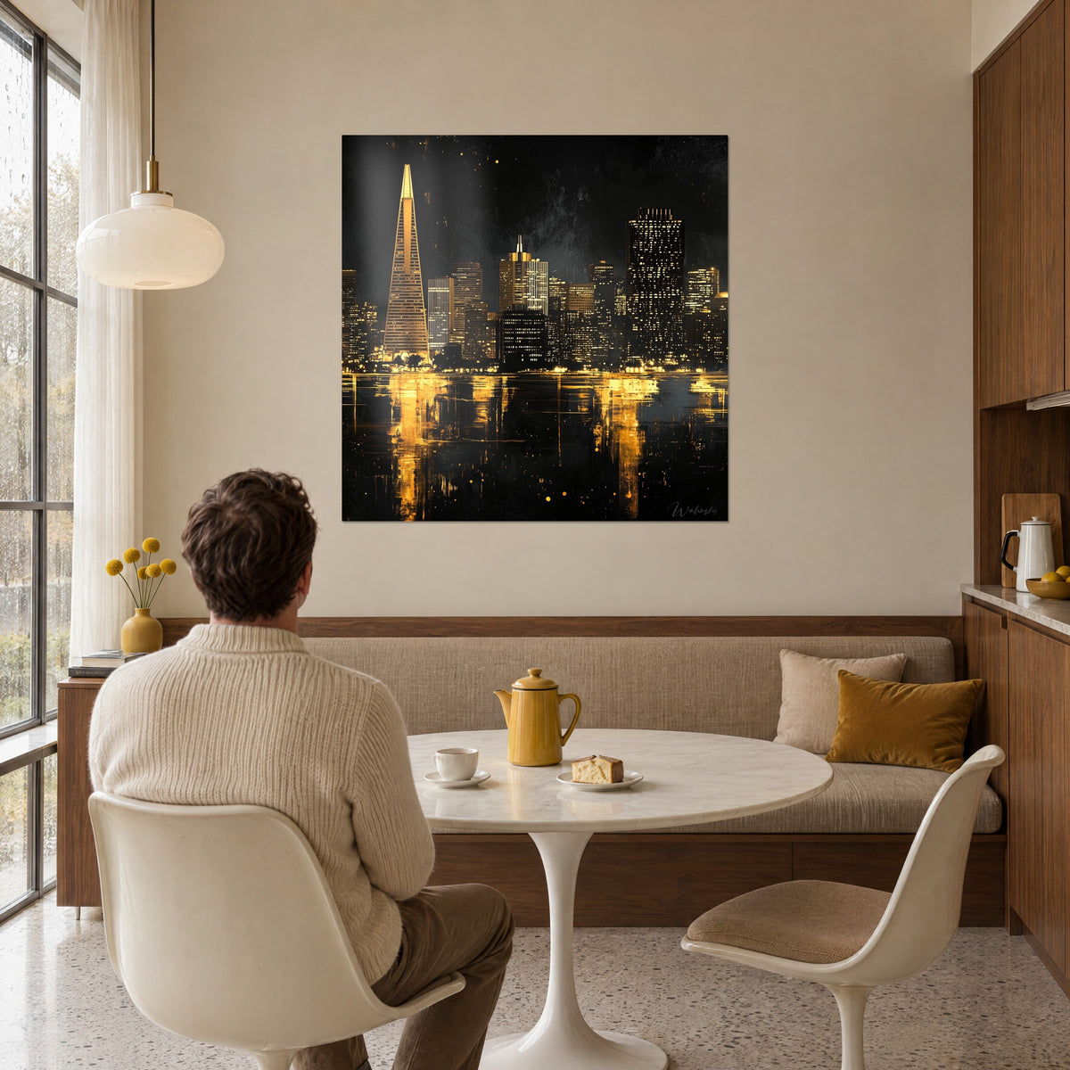 Tableau ville illuminée de lumières ambre sur nuit d'encre, tour en pointe dorée et reflets, homme de dos, dans un coin repas lumineux