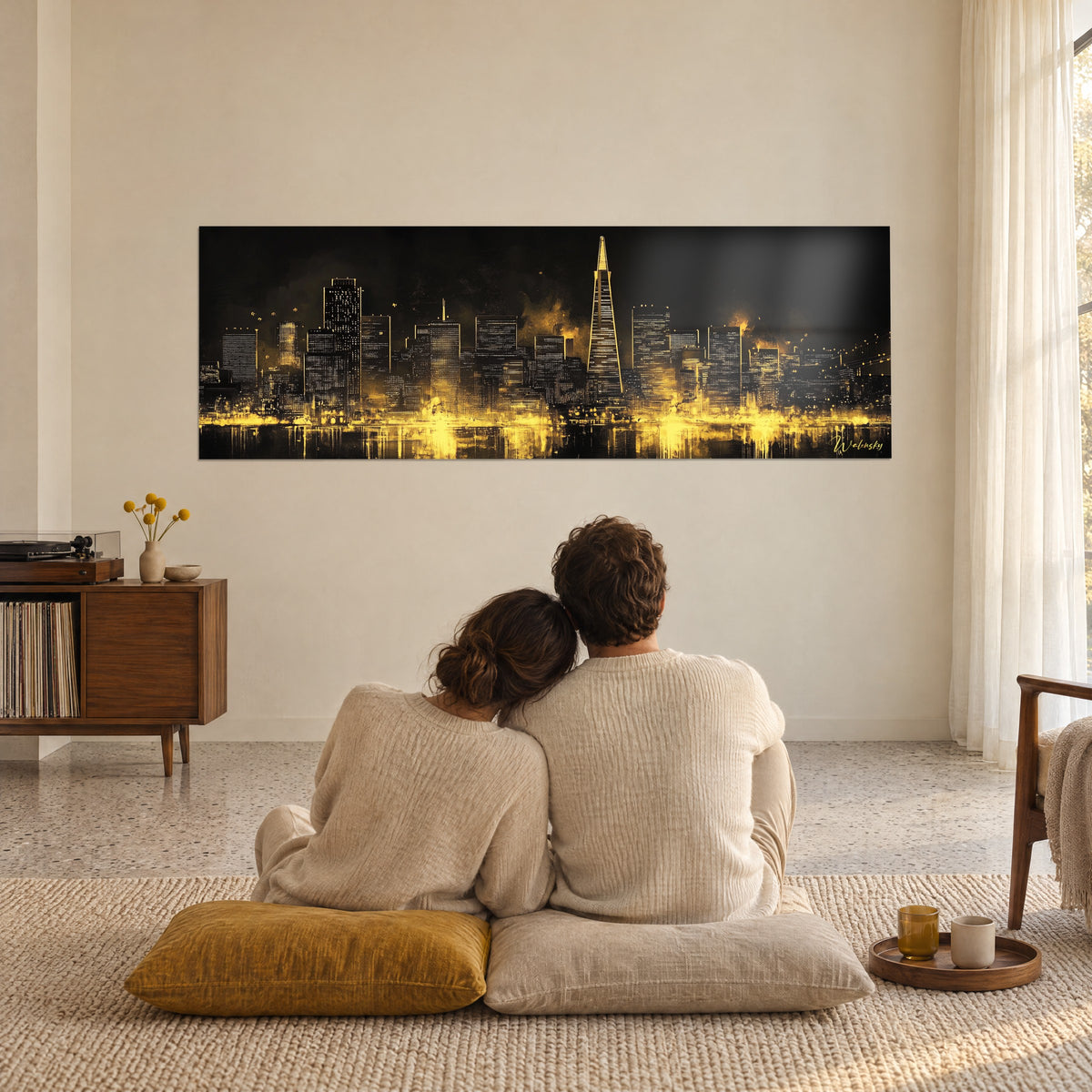Cuadro horizonte de edificios en oro y ébano, aguja piramidal central y destellos luminosos, pareja de espaldas sentada sobre cojines